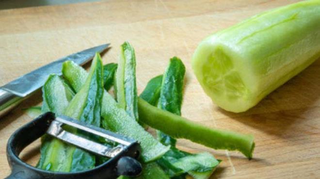 Ciltteki renk eitsizlikleri ya da gne lekeleri, dzenli dondurulmu salatalk uygulamalaryla azalabilir. Salataln ierdii vitaminler, cilt hcrelerinin yenilenmesine yardmc olur ve daha eit bir cilt tonu ortaya karr.