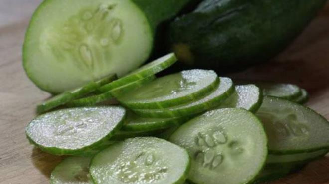 Sabahlar uyandnzda gz altlarnzda oluan ilikler veya yorgun bir yzle karlamak, dondurulmu salatalk sayesinde artk bir problem olmaktan kacak. Cilt sorunlarn hafifletmek iin rutininize dahil edebilirsiniz.