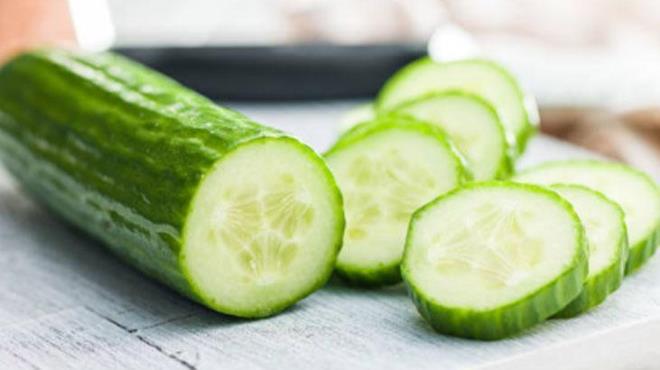 ilikler ve izgiler azaldnda gzenekleri sklatran bu besin, cildin yalanma orann azaltr. Daha sk ve przsz bir cilde sahip olmanz salayabilir. erisindeki yksek su ierii cilt bariyerini glendirerek nemlendirici zellikler verir.