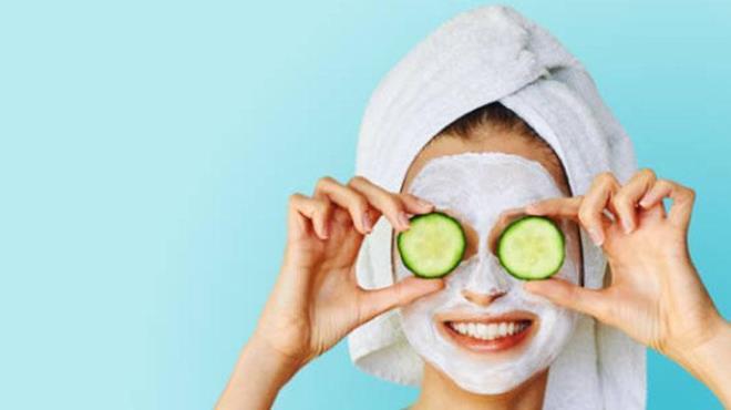 Dondurulmu salatalk, her cilt tipine uygun bir bakm yntemidir. Hassas cilde sahip olanlar bile rahatlkla kullanabilir. Ancak, ilk kez deneyecek olanlarn kk bir blgede test yapmalar nerilir. Dzenli kullanmda, cilt daha przsz ve salkl bir grnm kazanr.