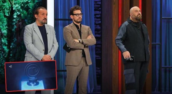 Masterchef Trkiye'de kran krana bir mcadele vard. lk 4'e birinci isim belli oldu. efler tercih yapmakta hayli zorland. Somer ef, "nmzdeki 4 gn boyunca 4 arkadamz bir bir yukarya kacak. Her gn bizim vereceimiz bir konsept dahilinde 3 deiim yemei hazrlayacaksnz. 1 balang, 1 ana yemek ve 1 tatl taba olacak. Bu 3 taba hep beraber deerlendireceiz puanlama usulyle ve en yksek puan alan arkadamz yukar kacak. Konsepti bir gece nceden biz size bildireceiz. Bugnk konseptimiz renkler" dedikten sonra yarmaya geildi. Heyecan dolu yarmadan ne kanlar u ekilde: