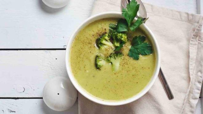 Bol miktarda A vitamini barndryor olmas nedeniyle gl bir baklk sisteminin ina edilmesini salayan bu orba, ayn zamanda doal bir antibiyotik grevi stleniyor. Vcudun hormonal dengesini yenileyen ve dem atlmasn kolaylatran brokoli, beslenme uzmanlar tarafndan diyet listelerinin ilk sralarna yerletiriliyor.