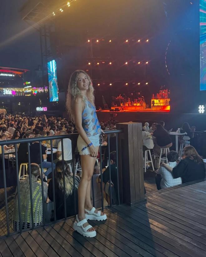 37 yandaki Sinem Kobal'n "Gzeldin 2024" ifadelerini kulland paylamna binlerce beeni ve "Her kare ayr gzel", "Dolu dolu gemi" gibi yorumlar geldi.