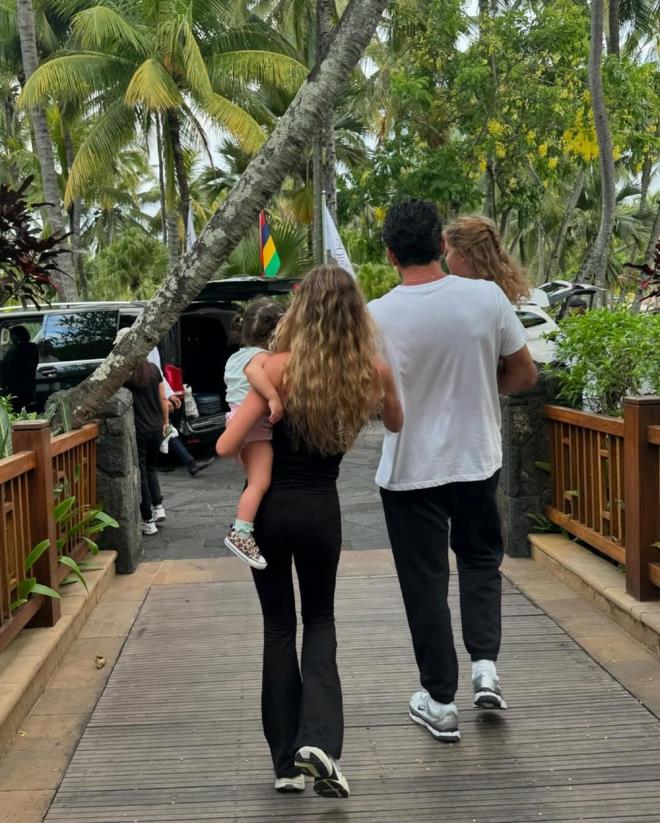 "GALER GEZMES"    Sinem Kobal, mutlu aile pozunu da kzlarnn yz grnmeyecek ekilde "Galeri gezmesi" notuyla paylat.