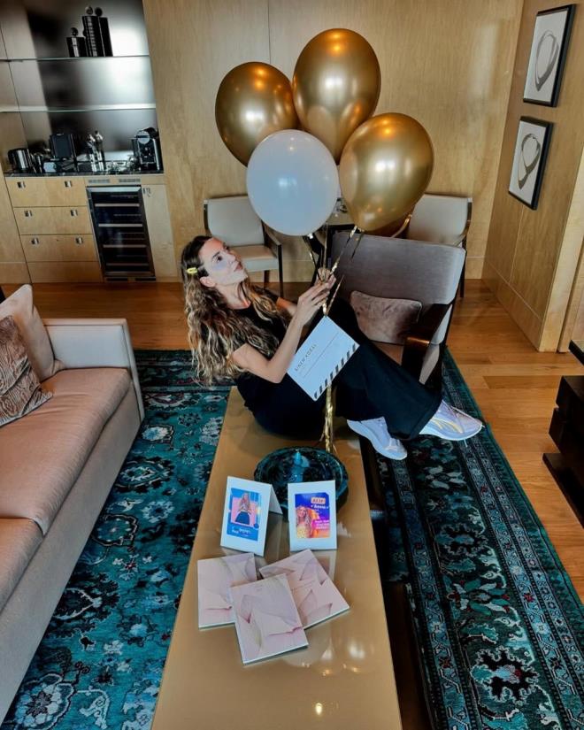 YILLAR SONRA SETLERE DND    Bu srete ekranlardan uzak olan ve kzlaryla ilgilenen Sinem Kobal, 7 yl sonra Her eyin Ba Merkr filmiyle setlere dnd.