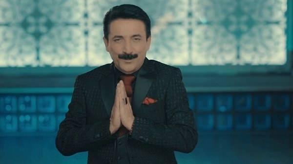 "MZ BIRAKACAKSIN DED KABUL ETTM"    Eiyle evlenmek iin kaynpederinin kendisine bir art kotuunu da syleyen Doan, "Ancak bir art kodular: 'ark sylemeyeceksin, sylersen olmaz' dediler. Tereddt etmeden eimi tercih ettim ve mzii braktm. Ancak bu sre ksa srd. Askerde ok iyi mzisyenlerle altm, bu bana ok ey katt. Askerden dnnce kaynpederimden izin istedim. O da izin verdi ve ekibimi kurarak Latif Doan oldum" dedi.