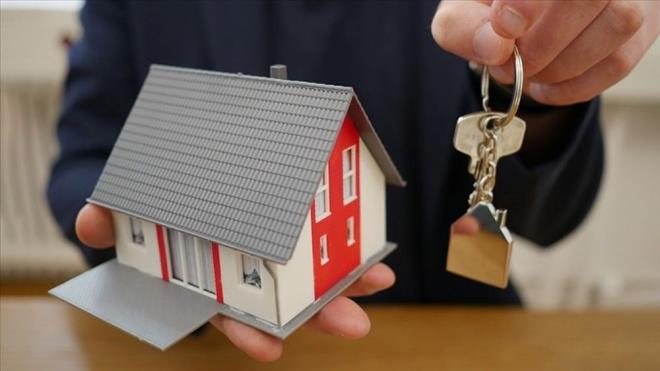 EMLAKTA DORULANMI LAN DNEM  <p>  Elektronik lan Dorulama Sistemi de yeni ylla birlikte yrrlle girecek. Uygulamaya gre, konut satacak ya da kiralayacak kiiler, e-Devlet zerinde kendisine ait gayrimenkul seerek alacak pencereden emlaksn yetkilendirecek. Bylece emlaklar da aldklar yetkiyle sitelere ilan girebilecek.  <p>  Yetki belgesi olmayanlar sitelerde ilan yaynlayamayacak ve belge olmadan ilan verenlere 25 bin TL para cezas verilecek.