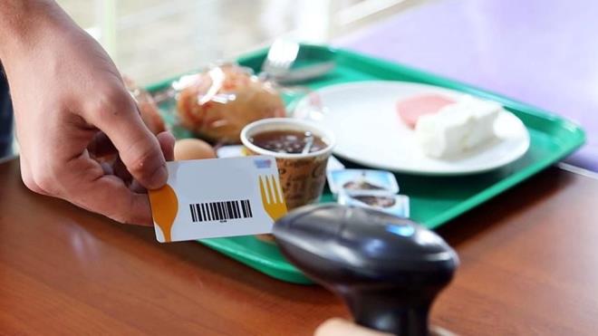 YEMEK KARTI HESAPLAMASI DET<p>    alanlarn yemek bedeli demeleri yeni ylla birlikte yalnzca nakit ile snrl olmayacak.<br>    demeler, nakit veya yemek kart ya da ek-kupon gibi aralarla yaplabilecek. Karara gre, daha nce yemek creti hesaplamalarnda kullanlan asgari cret formlasyonu da kaldrld.  <br>  Yeni dzenleme ile gnlk yemek bedeli esas alnyor