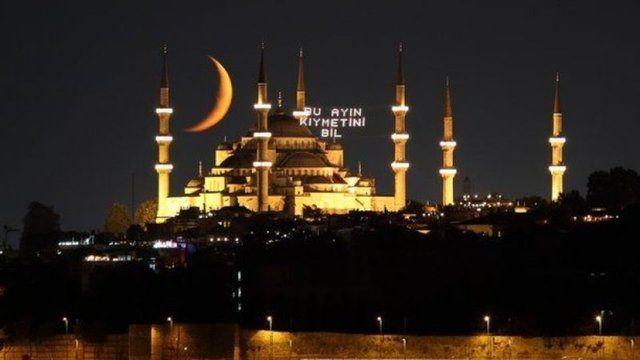 Gnein pembeliiyle doan, saflyla szlen, herkese nasip olmayan mutluluk denen o en gzel duygu hep seninle olsun. Regaip kandilin kutlu olsun.