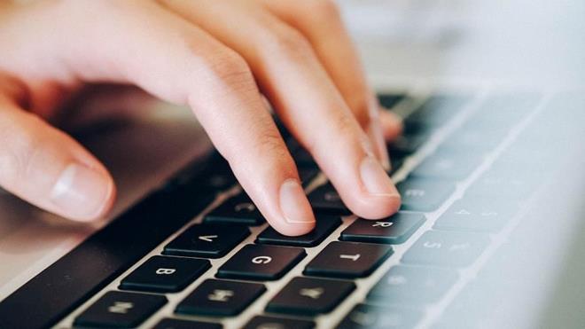 ROBLOX TRAZ ETMT<p>  Roblox yapt aklamada Adana 6. Sulh Ceza Hakimlii'nin eriim engeli kararna itiraz edildiini ve yerel yetkililerle i birlii yaptklarn aklad.<BR>    Roblox'un aklamas u ekilde:<BR>    "2 Eyll 2024 gn Adana 6. Sulh Ceza Hakimlii?nin son kararna kar bir temyiz dilekesi verdik. Mahkeme srecine sayg duyuyoruz ve devam eden yasal sreler nedeniyle davann detaylar hakknda yorum yapamyoruz.<BR>    Roblox, Trkiye?deki yerel yasa ve dzenlemelere sayg gstermektedir, kullanclarmzn platforma eriimini yeniden salamak ve Roblox kullanclarnn gvenliini n planda tutmak amacyla yerel yetkililerle i birlii yapmaktadr.<BR>    birlii ve etkileim yoluyla, Roblox?un renme, yaratma ve anlaml balantlar kurma platformu olarak Trk toplumunda canl ve olumlu bir rol oynayacana inanyoruz. Vizyonumuz, insanlarn gvenli, medeni ve iyimser bir dnyada bir araya gelme eklini yeniden tasarlamaktr.<BR>    Gvenlie derin bir ballmz var ve Topluluk Standartlarmz uygulamak, kt niyetli veya zararl faaliyetleri tespit etmek ve nlemek iin tasarlanm kapsaml bir proaktif ve nleyici gvenlik nlemlerine sahibiz.<BR>    Trkiye ve dnyann dier blgelerindeki yetkililerle ibirlii yaparak, her pazarn farkl ihtiyalarn ele almaya ve gvenlik ve nezaket konusundaki kresel taahhdmz yerine getirmeye kararlyz."