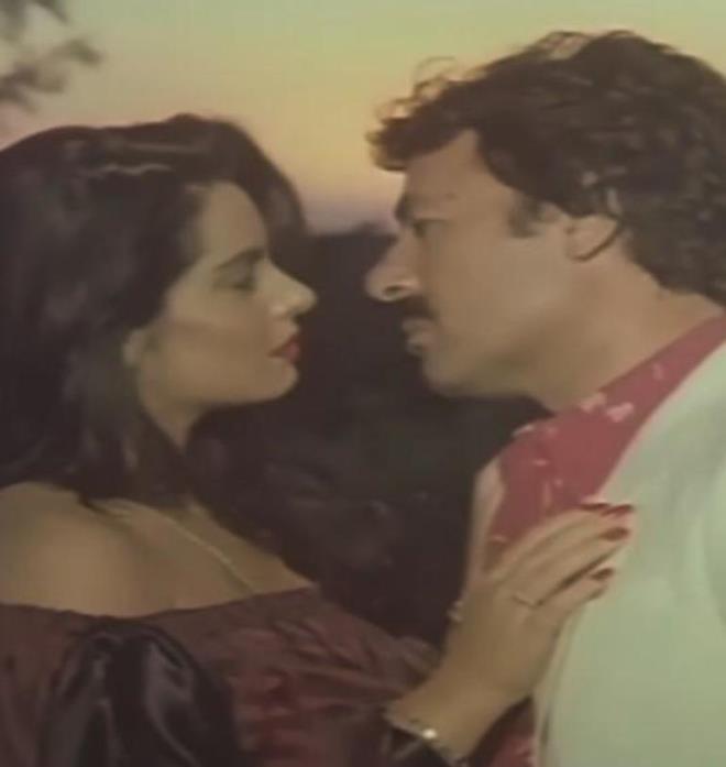 SERPL AKMAKLI    <p>    2025 yl ne gzel balad derken arabesk mziin efsane ismi, hepimizin gnlnde arklaryla ektii filmlerle taht kuran usta ismi benimde deerlim Ferdi Tayfur'u kaybetmenin acsn derinden yayorum.nsann tand birinin lm haberini paylamas kolay olmuyor. Hepimizin gidecei adres ayn. Allah rahmet eylesin. Kendisini 1980 ylnda sinemaya baladm anda tanma ansm olmutu. ilk filmimiz 'Huzurum Kalmad', 'Gnaha Girme', Yakt Beni'...  film ektik. ok gzel anlar biriktirdik. Sette herkesin sevgisiydi.  arkadalarna saygl, sevgi doluydu. Bamz saolsun ailesine, sevenlerine sabrlar dilerim.Bir kral daha kaybettik. Mekann cennet olsun Sen her zaman kalbimizde olacaksn.