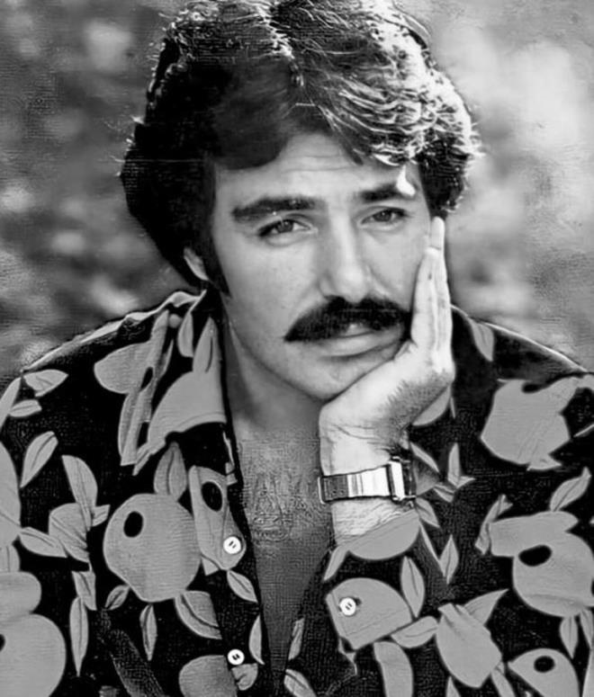 MAHSUN KIRMIZIGL    <p>    Ferdi Tayfur?un lmn az nce rendim. ocukluumdan bir para kopmu gibi hissediyorum. ?Son Sabah? filmini izledikten sonra gnlerce etkisinden kamamtm. arklaryla acmza ortak olan, filmleriyle bizi byten o byk usta artk yok. O, sadece bir sanat deil, dertlerimizin sesi, umutlarmzn tercmanyd. Hayatn hznn ve umudunu onun sesiyle rendik. imdi bir de veday reniyoruz. Gle gle, byk sanat? Seni ve braktn izleri asla unutmayacaz. Sen gittin ama sesin ve eserlerin hep bizimle yaayacak.