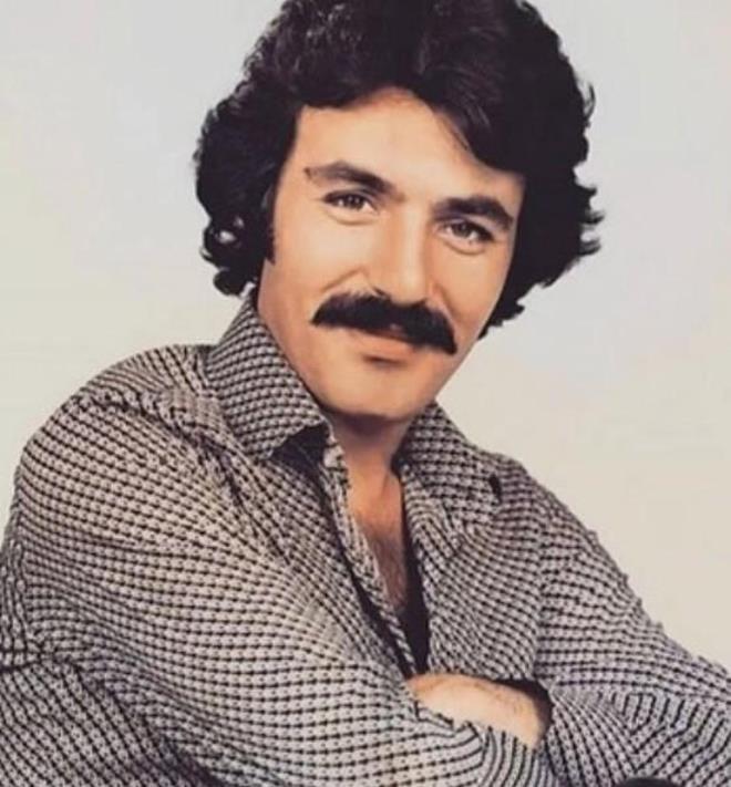 HLYA KOYT    <p>    Arabesk mziin unutulmaz isimlerinden Ferdi Tayfur?un vefat haberini zntyle rendim.Bu mbarek gnde aramzdan ayrlan Ferdi Tayfur, yorumlad arklaryla, besteleriyle yaamaya devam edecek? Kendisine Allahtan rahmet, tm sevenlerine sabr diliyorum.