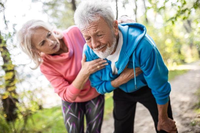 Kalp krizini tetikleyen pek ok etken bulunuyor. En temel kalp krizi belirtilerinden biri gs ars olarak biliniyor. Gs duvarnn ardnda hissedilen bu ar, sanki gs kafesine biri oturmu hissi veren arlk ve bask yapc tarzda knt bir ardr. Sol kola, boyuna, omuzlara, karn, ene ve srta yaylabilir. Genel olarak 10-15 dakika kadar srer.