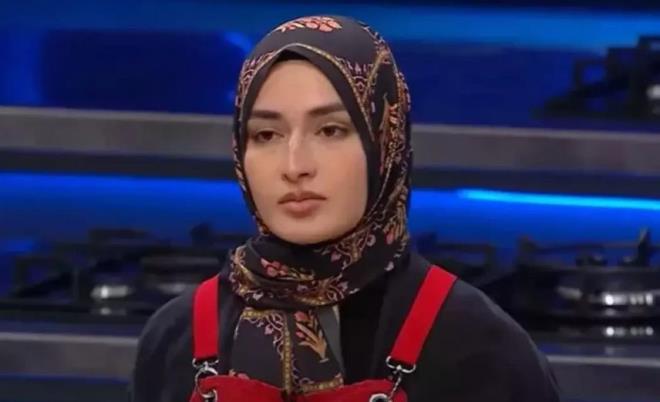 Beyza Aydn hakknda<p>  Masterchef Beyza 2001'de Fransa'da dnyaya geldi. Tam ad Beyza Aydn'dr. Aslen Konyaldr. imdilerde 23 yandadr. Babas da adr. Ailesi 40 yl nce Fransa'ya yerleen Beyza Aydn ocukluk ve sonras dnemini orada geirdi.Lise dneminde alk blmne gitmek istedi ama kayt yaptramad. Liseden sonra Sigorta Blmnden mezun oldu. Alk konusunda eitimi yoktur, babasndan renmitir. Fransa'da ikamet eden Beyza Aydn pastaclk yapmaktadr.