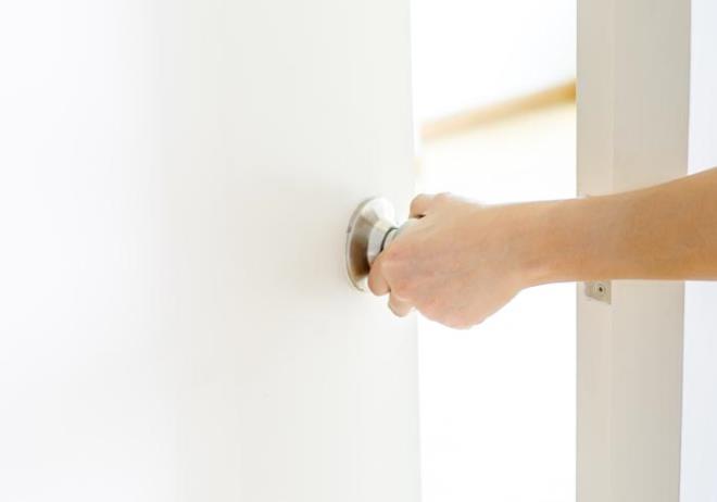 KAPI GICIRTISINDAN VAZELN SAYESNDE KURTULABLRSNZ<p>    Kaplarnzn gcrdamasndan rahatsz oluyorsanz vazelin imdadnza yetiebilir. Kapy ap kapattnzda gcrt yapan blgeye bir miktar vazelin srmek sorununuzu zebilir.