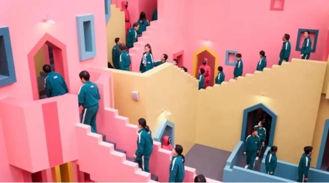 SQUID GAME 2. SEZON HAKKINDA      Squid Game?i kazanmasnn stnden  yl geen Oyuncu 456, oyunun ardndaki insanlar bulmaya ve hain oyunlarna bir son vermeye kararldr. Kazand serveti bu araya yatran Gi-hun, ie akla gelen ilk yerden balar ve metroda ddakji oynayan takm elbiseli adamn peine der. Ancak abalar nihayet sonu verdiinde, oyunu sona erdirmeye giden yolun sandndan daha lmcl olduu ortaya kar: oyunu bitirmek iin oyuna yeniden girmesi gerekmektedir.