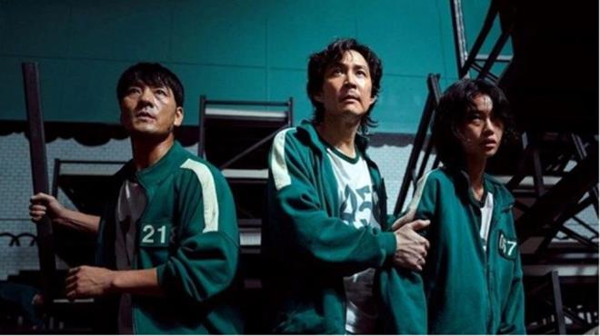 SQUD GAME 3. SEZON NE ZAMAN?      Squid Game dizisinin ikinci sezonunu bitirenler, nc sezonun ne zaman geleceini merak ederken Netflix aklama yapt.    Netflix aklamasnda, Squid Game dizisinin 3. sezonunun 2025 ylnda izleyicilerle buluaca ve bu sezonun ayn zamanda final sezonu olaca belirtildi.