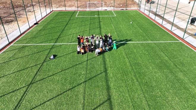 ?EER SEN DE GELMEK STERSEN BEKLYORUZ?<br>  Mahallenin ocuklarndan Abdurrezzak Tuncan ise bu sahay ok istediklerini belirterek, ?Arkadalarla hep byle hayaller kuruyorduk. Hayallerimizi gerekletirdi? dedi.