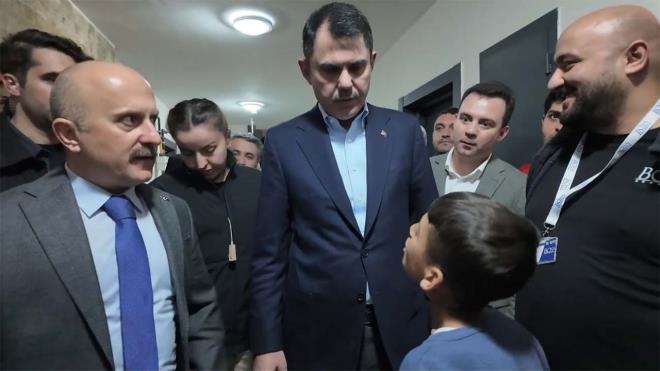 Adyamanl 11 yandaki Hseyin eltik, evre, ehircilik ve klim Deiiklii Bakan Murat Kurum?dan 23 Kasm?daki ziyareti srasnda hal saha istedi. Kk ocua sz veren Bakan Kurum?un talimatyla renli Mahallesi?nde hal saha yapm balad.<p>    TOK tarafndan bin 125 metrekare alan zerinde ina edilen hal saha 15 gnde tamamland.