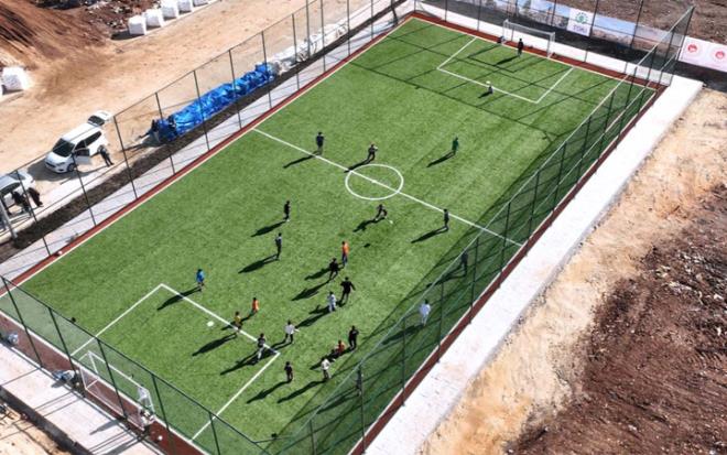 evre, ehircilik ve klim Deiiklii Bakan Murat Kurum, Adyaman?da kendisinden hal saha isteyen 11 yandaki depremzede Hseyin eltik?in talebini 15 gnde yerine getirdi. eltik, yeni hal sahalarnda oynama mutluluunu dile getirirken, Bakan Kurum, sosyal medyada "Dostluk kazansn, evlatlarmzn hayalleri gerek olsun" mesajn paylat.