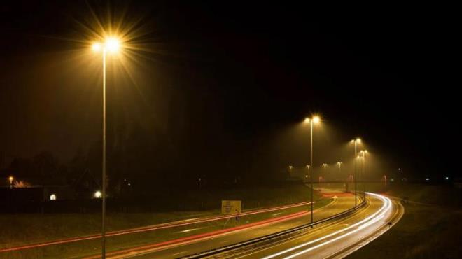 Otoyol ve sokak lambalar, genellikle gnlk hayatta kullandmz sradan ampllerden ok daha farkl bir sistemle alyor.