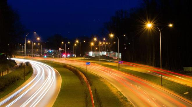 Akam yrylerinde veya gece yolculuklarnda ndan yararlandmz sokak aydnlatmalarnn neden sar renkte olduunu hi dndnz m? Bu durumun birden fazla nedeni var. te sokak aydnlatmalarnn sar renkte olmasnn nedenleri...