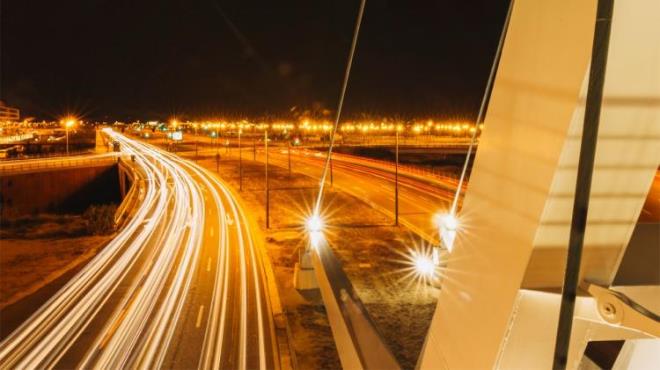 YBSB (yksek basnl sodyum buharl) lambalar sodyum, cva ve ksenon ierir. Akmn geii srasnda ierisindeki elementler buharlamadan nce mavi-beyaz k verir. Sodyum yla birleen beyaz k amber rengi de denilen sar-turuncu tonlarnda bir a dnr.&#8203;