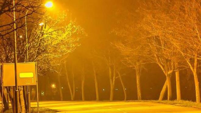 DAHA Y BR GR    Sa&#8203;r klar, atmosferdeki paracklar tarafndan daha az datld iin daha yumuak bir aydnlatma salar. zellikle sisli ya da puslu havalarda sar k daha net bir gr sunarak, yolun ve etrafn daha rahat grlebilmesine olanak verir.