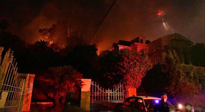 Kentin lks Pacific Palisades blgesinde devam eden yangnlarda evleri zarar gren baz Hollywood nlleri, Los Angeles'n Demokrat Belediye Bakan Karen Bass'a tepki gsterdi.