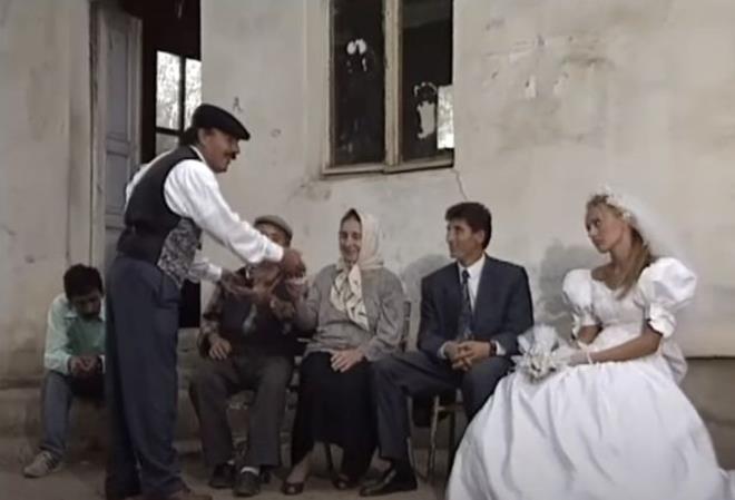 Umut Akyrek, szlerine "Ben o yllarda konservatuvar hazrlk snfndaydm, Ferdi Tayfur, eserlerini okutacak bir kadn solist arad haberi yayld. zer Arkun vesilesiyle ben bu i iin gittim, beendiler ve albm iin 12 ark okudum. Fotoraflar bile ekildi ama ben son anda kararsz kaldm. Ancak Ferdi aabey o kadar byklk gsterdi ki... Bana ne krld ne gcendi. 'ine nasl siniyorsa yle yap kzm. Ben hep arkadandaym' dedi. Ben rencilik yllarm boyunca onun vokalistliini yaptm" diye devam etmiti.