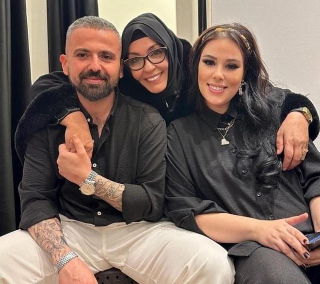 Tue Tayfur'un annesi Necla Nazr da tartmaya dahil olmutu.    Necla Nazr, "Benim evladm ne yapt? Hanginize ne yapt? Menajerliini braktrd diye mi? Nedenlerini de aklayaym m? Beni konuturmayn. Sabrmn sonundaym... Evladmn, torunlarmn rzkn etrafndaki yeenlerine yedirmem.  Seni ne duruma drdler, sen byle bir insan mydn? Seni, evladna dman bir baba ilan ettiler bunlar" ifadelerini kullanmt.