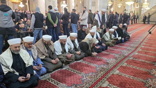 ahin, ?Hallarn yzde yz yn olmasn istedik nk cami bizim iin ok deerli. Renk ve desenler iin ise Sayn Cumhurbakanmzdan tavsiye aldk. Ardndan Suriye Trk Bykelisi ile istiare ettik ve planlarmz anlattk. Onlar da onay verdiler,? dedi.