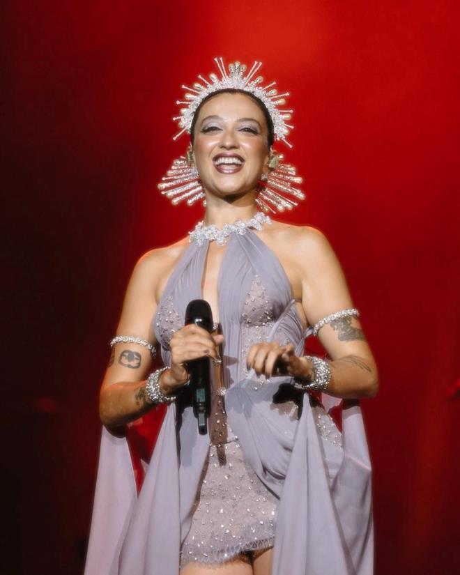 MELKE AHN KMDR?    Mzik dnyasnda iyi bir k yakalayan ve arklaryla beeni kazanan arkc Melike ahin, 1989 ylnda dnyaya geldi.    Boazii niversitesi Sosyoloji Blm'nden 2012'de mezun olan Melike ahin, 2017'ye kadar Baba Zula ile vokalist olarak alt. Sonrasnda solo kariyerine balayan "Diva Bebe" lakapl ahin, son dnemin ykselen yldzlar arasnda yer alyor.    Bedelini dedim, Pusulam Rzgar, Olur Mu, Cann Beni ekti gibi arklaryla tannan Melike ahin, 2023 ylnda uzun yllardr ak yaad Sedat Arpalk ile dnyaevine girdi.