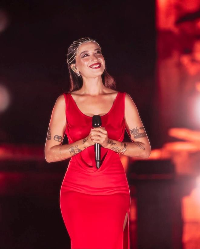 LK KEZ JR KOLTUUNDA OTURACAK    2. Sayfa'nn haberine gre; O Ses Trkiye'nin drdnc jrisi nl arkc Melike ahin olacak. Bunun zerine "Melike ahin kimdir?" merak edildi.