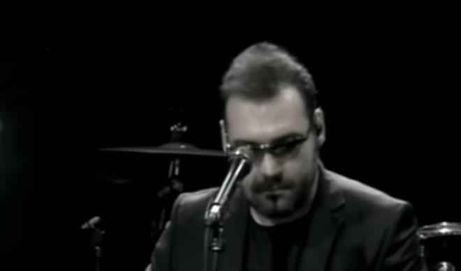 YAAR VE MERVE OUZ<p>    Yaar, ei Merve Ouz ile iir kitabnn imza gnnde tant. Kz kardeinin kameraya ektii o an, onlarn hayatn deitirdi. Birka yl sonra evlenen iftin bir ocuu oldu.