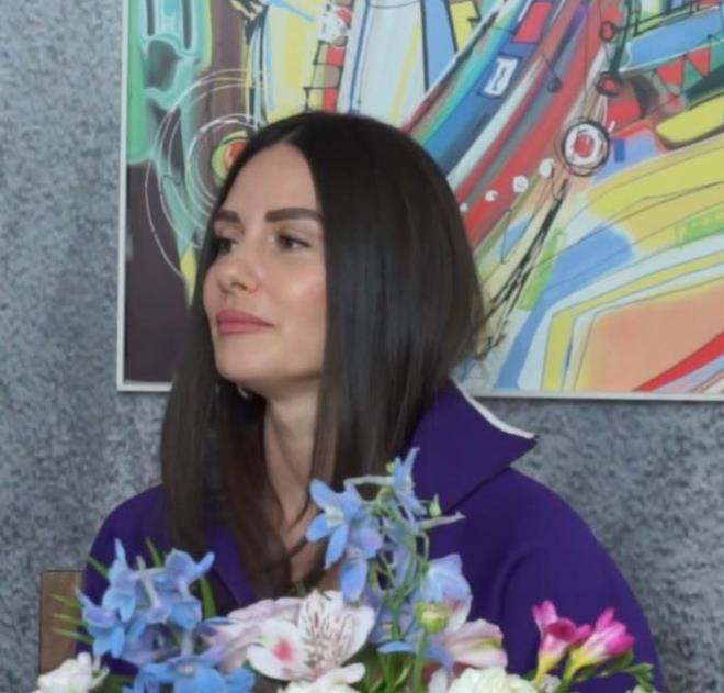 ZZET ZLHAN VE YASEMN ERGENE'NN AKI  <p>  Tuncay zilhan'n olu zzet, Yasemin Ergene'yi dizide izledikten sonra ona hayran kalm ve tanmak istemiti.  ay iinde sevgili olan iftten Yasemin, zzet'in annesine kendisini kabul ettirebilmek iin niversiteye gitmeye karar verdi. ki kzlar olan ift, hala birlikte olsa da zaman zaman ihanet iddialaryla gndeme geliyor.