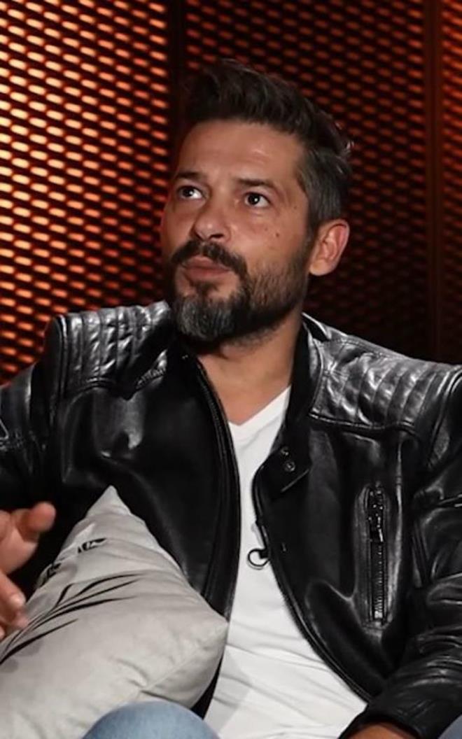 PEK DEMRKANE VE ANIL LTER<p>    pek Demirkane, Anl lter'i dizisinin fragmannda grp ona hayran kald ve sosyal medya zerinden mesaj atarak tant. ift, internetten tanp evlendi ve kzlar Nil'i dnyaya getirdi. Ancak 10 yl sonra boandlar.