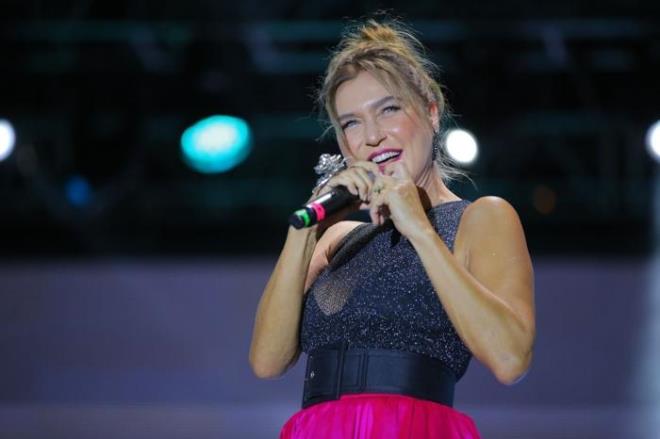 EVVAL SAM VE METN TEKN<p>    evval Sam, nl futbolcu Metin Tekin'in hayranyd. Sam, 12 yandayken okul dergisi iin yapt rportaj sonrasnda Metin'e yemee kmay teklif etti. evval'i kibarca reddeden Metin, sekiz yl sonra tekrar karlatklarnda Sam'a ak oldu. Sekiz ay sonra evlenen iftin bir olu oldu, ancak aklar bitse de sevgi ve sayglar devam etti.