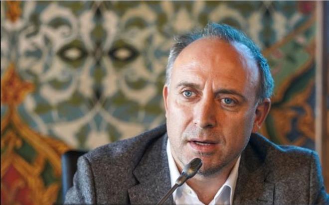 HALT ERGEN VE GZEM SOYSALDI  <p>  Halit Ergen, Foa'daki tatilinde tant Gizem Soysald ile ksa srede evlenmiti. Ancak bu peri masal, sadece dokuz ay srd. ddialara gre Ergen, bu sre zarfnda Bergzar Korel'e ak oldu. Soysald, Ergen'in kendisini "gkdelenin en tepesine karp sonra oradan attn" dile getirerek boanmann acsn paylat.