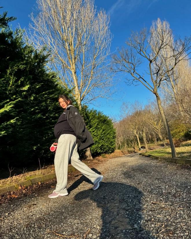 8 aylk hamile olan oyuncu "u sralar en yakn arkadam grmek iin kaydr" notuyla paylam yapt.    te Atagl'n paylamlar...