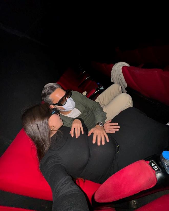 Son olarak "Gecenin Ucunda" dizisinde birlikte barolleri paylaan nl iftten getiimiz aylarda bebek mjdesi geldi.    OULLARI OLACAK    talya'da katld bir programda da bebeinin cinsiyetini aklayan Neslihan Atagl, olu olacan belirtmiti.