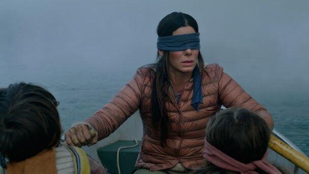 4. Bird Box  <br>  Oscar dll Susanne Bier imzal gerilim filmi "Bird Box", "Grnmeyen uursuz bir varln toplumun byk ksmn intihara srklemesinden be yl sonra, hayatta kalan bir kadn ve iki ocuu gvenli bir yere ulamaya abalar" diye tantlyor. Barolde ise Sandra Bullock yer alyor.