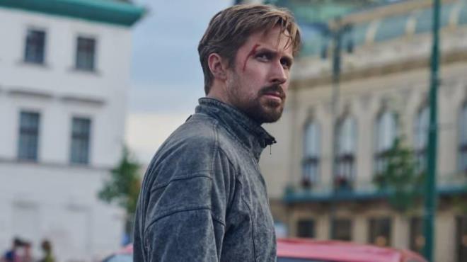 7. The Gray Man  <br>  Ryan Gosling, Chris Evans, Ana de Armas ve Reg-Jean Page'n barollerini paylat "The Gray Man", aksiyon ve gerilim dolu bir hikayeyi izleyenlerle buluturuyor.  <br>    Gizemli bir CIA ajan, CIA'in srlarn ortaya karnca, sosyopat bir gizli ajan onun peine der ve bana dl koyarak dnyann her yerinde onu aramaya balar.