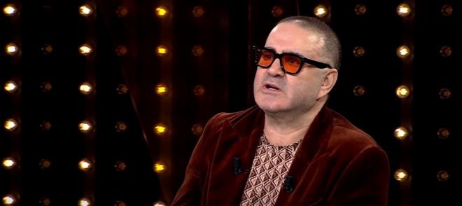 54 yandaki Sezer "Milyonda bir grlen bir rahatszlm var. Gzmn siyah tarafnn arkasnda ben var, ilerlerse kr edebiliyor. O yzden gzlk takyorum" dedi.