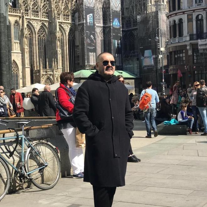 nl oyuncu, szlerine "Ben de bunu yeni reniyorum. Bana gne yasak, k yasak. Mmkn olduu kadar dikkat ediyorum" diye devam etti.