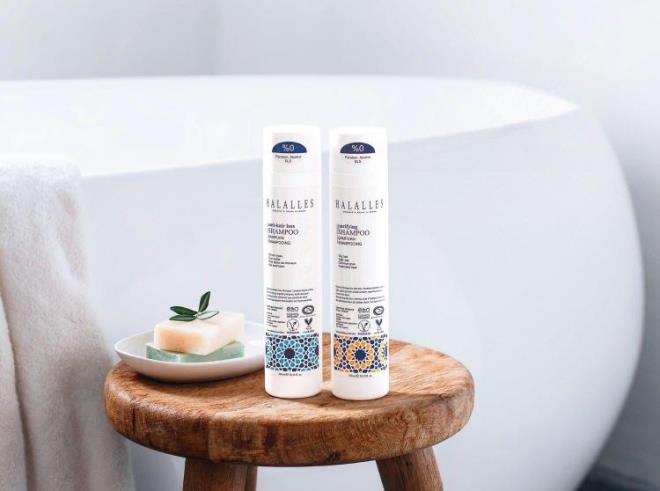 Dklen salar iin maske<br>    1 yemek ka zeytinya, 1 yemek ka bal, 1 tatl ka tarn, 2 adet yumurta ve 1 tatl ka badem yan bir kasede kartrn. Karm sa diplerinizden balayarak fra yardmyla tm salarnza uygulayn.  5 dakika boyunca masaj yaptktan sonra Halalles ampuan ile ykayp  durulayabilirsiniz.  Bilindii gibi sa dklmesine kar sa yapnza, uygun temiz  ierikli bir ampuan semeniz ok nemlidir. Salarnz 2-3 gnde bir slfat, SLS,  SLES, alkol, paraben, parfm ve tuz gibi zararl bileenleri  barndrmayan Halalles  ampuan markas ile ykamaya zen gsterin.  Bu karm haftada 2 kez uyguladnzda ve Halalles sa dklmesine kar ampuan ile  duruladnzda deiimi siz de fark edeceksiniz... Bu karm haftada 2 kez uyguladnzda deiimi siz de fark  edeceksiniz...