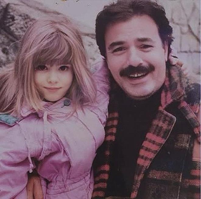 "BABAMLA ANILARIMI ANLATMAYA DEFTERLER YETMEZ"    Babasyla yllar nce ekilen bir fotorafn paylaan Tue Tayfur, paylamnda u ifadeleri kulland:    "Babam byle hatrlayn. Gzlerinin ii glerken, mutlu, hayat dolu? O benim ve kardelerim kadar belki daha fazla sizlerin babas oldu. O arabeskin prensi deil KRAL?yd. lk yaad hastalktan sonra sizlerin karsna kmak istemedi 'hayranlarm beni filmlerimdeki kliplerimdeki gibi hatrlasn' dedi ve invizaya ekildi. O yzden son grntleri medyaya yanssn istemezdi, eminim siz de emin olun. Benim babamla anlarm anlatmaya defterler yetmez. Biliyorum ki bir aklama istiyorsunuz. Size sadece unu diyebilirim ki babam bana son kez tebessm etti, ben babamn yanaklar al al yznde tebessmyle vedalap, uurladm onu. Babamn bana yapt son babal anlatmay ok isterdim.. Belki bir gn...imdi onun ihtiyac olan tek ey dua..."