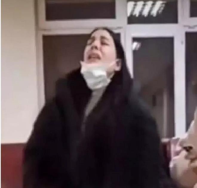 "AYIRDINIZ BEN BABAMDAN"    Tue Tayfur, babasn son kez grmek iin gittii gasilhanede de fenalamt. Tayfur'un gzyalaryla "Ayrdnz beni babamdan" demesi dikkatlerden kamamt.