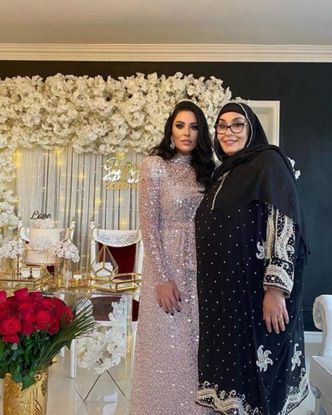 Tue Tayfur'un annesi Necla Nazr da tartmaya dahil olmutu.    Necla Nazr, "Benim evladm ne yapt? Hanginize ne yapt? Menajerliini braktrd diye mi? Nedenlerini de aklayaym m? Beni konuturmayn. Sabrmn sonundaym... Evladmn, torunlarmn rzkn etrafndaki yeenlerine yedirmem.  Seni ne duruma drdler, sen byle bir insan mydn? Seni, evladna dman bir baba ilan ettiler bunlar" ifadelerini kullanmt.